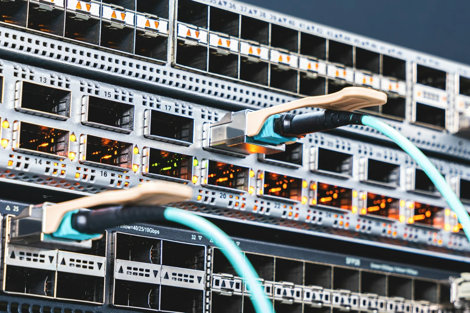 Rack ekipmanında fiber ve SFP bağlantıları
