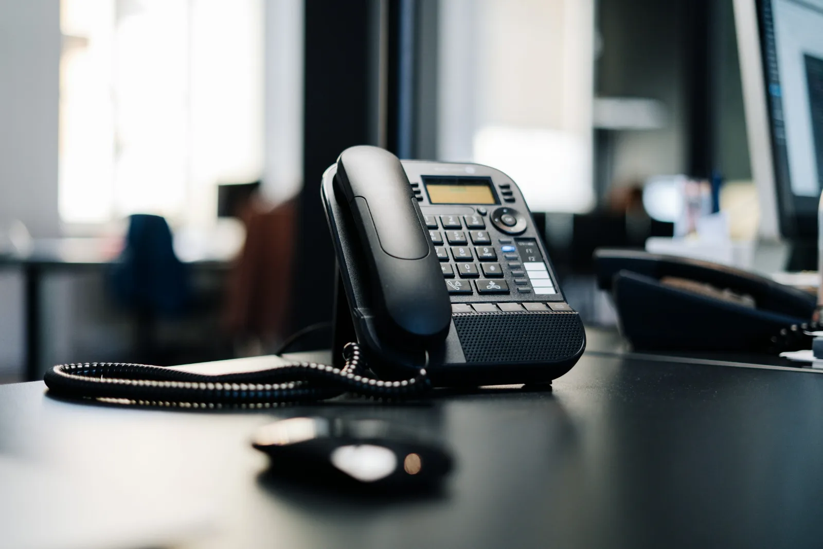 Ofis masasında kulaklık ve IP telefon