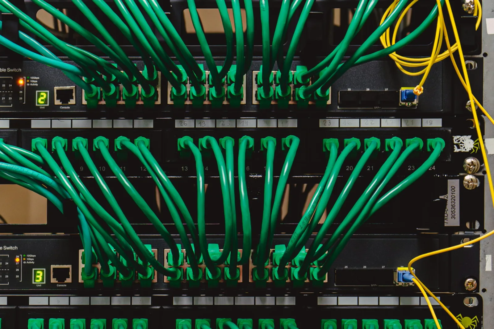 Kurulumu tamamlanmış sistem odasında rack kabinler